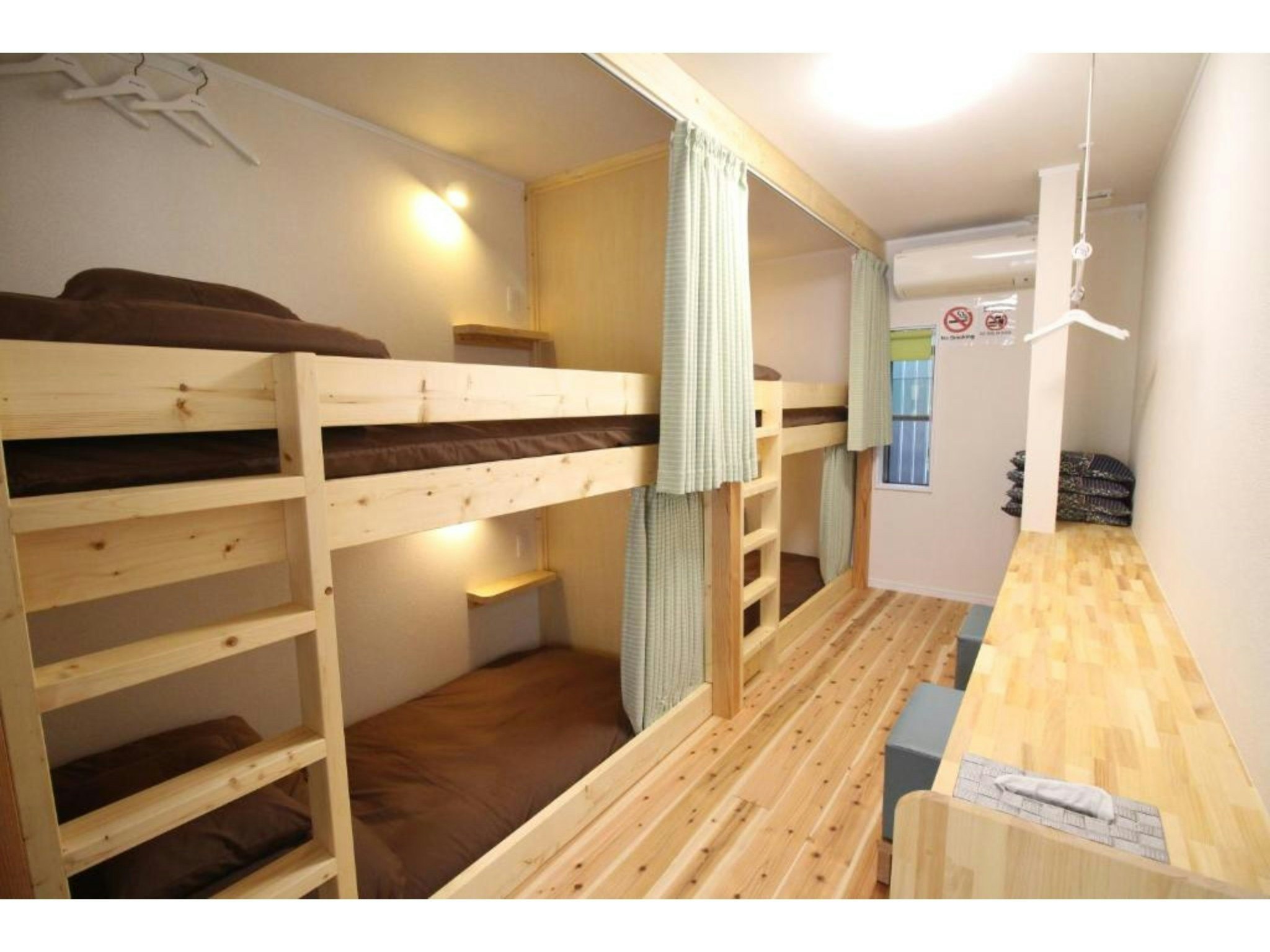 男性専用ドミトリールーム(相部屋)二段ベッドのベッド1名様分 4名様までご宿泊可能 共用シャワー